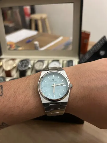 SEMI-NOVO - Relógio Masculino Hudson Date com Fundo Verde e Pulseira Prata