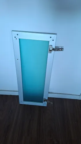 Porta em alumínio para armário 