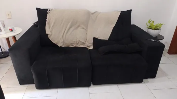 Sofá retrátil dois lugares preto.