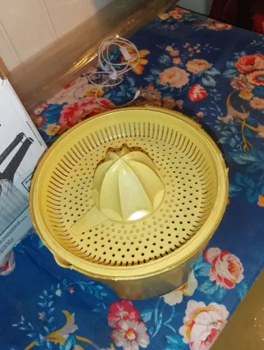 Máquina pra espremer laranjas, funciona tudo certo.