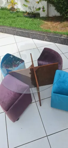 mesa de centro com puffs