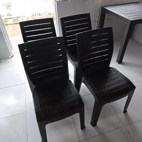 Conjunto de meses e cadeiras
