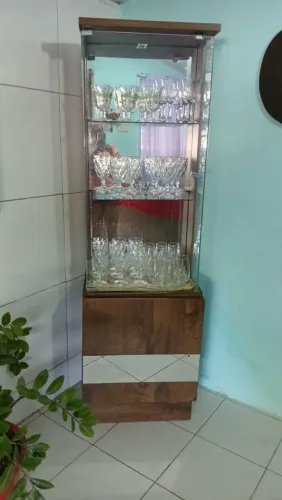 Cristaleira de Madeira com Vitrine de Vidro e Espelho
