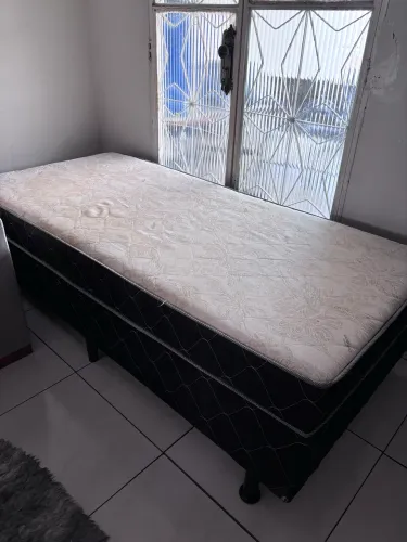 Vendo cama box solteiro 