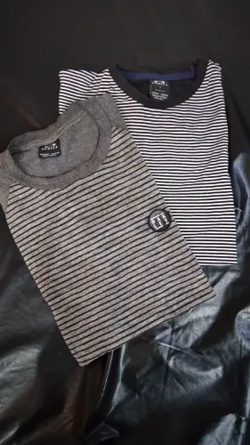 kit de duas camisetas da marca Oakley