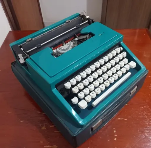 Máquina de escrever Olivetti Dora