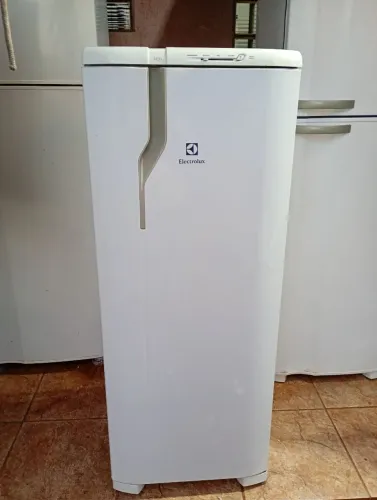 Vendo geladeira Electrolux 240 litros
