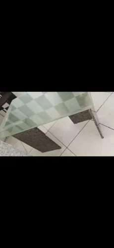 Mesa de mármore com tampa de vidro