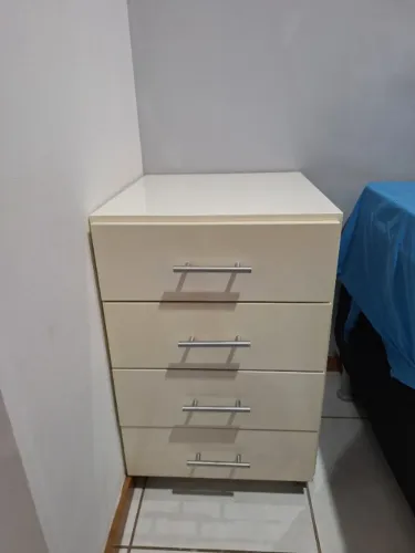 Conjunto de 2 gaveteiros brancos de madeira com 4 gavetas