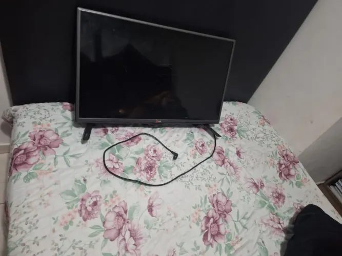 Vendo, troco ou negocio TV LG 32 polegadas.