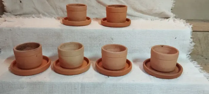 Conjunto com 8 Vasos em Cerâmica Rústica / Terracota com Pratos