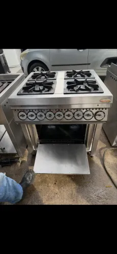 Fogão industrial com forno 