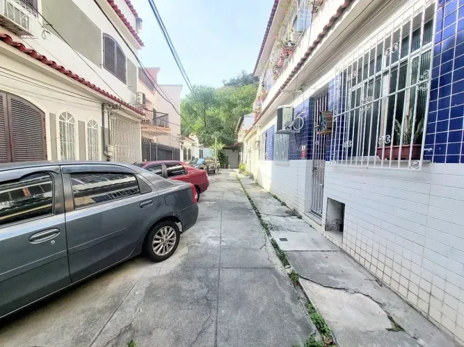 casa de vila, rua Almirante cochrane , 3 minutos andando até a Praça Sãens Pena (metrô)
