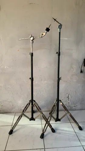 Duas estantes de pratos TAMA para bateria
