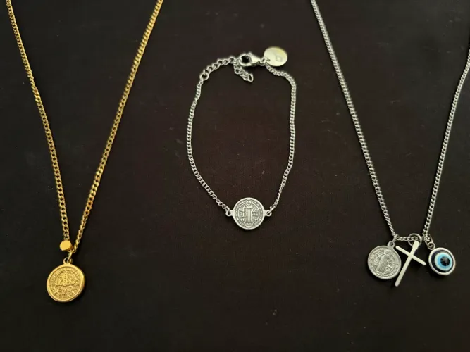 Colar, escapulário e pulseira Key Design