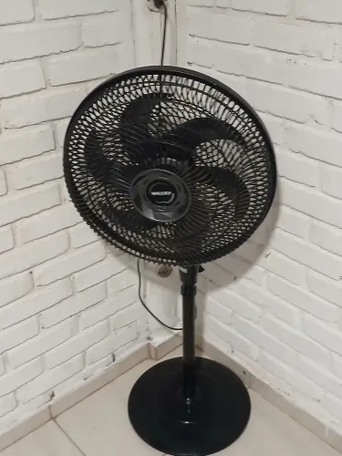 Vende-se ventilador de pe com controle