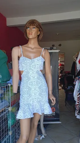 Vestido branco detalhe em prata