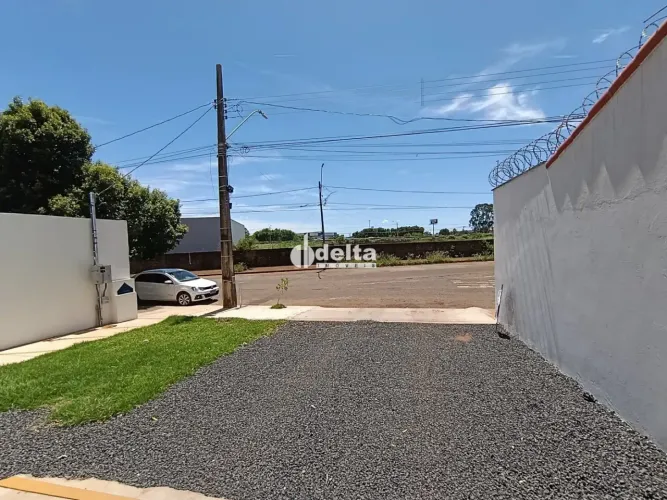 Galpão disponível para locação no bairro Segismundo Pereira em Uberlândia-MG