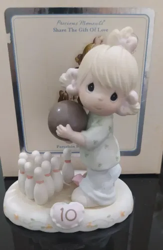 Precious Moments Estatueta de menina loira com boneca de 10 anos