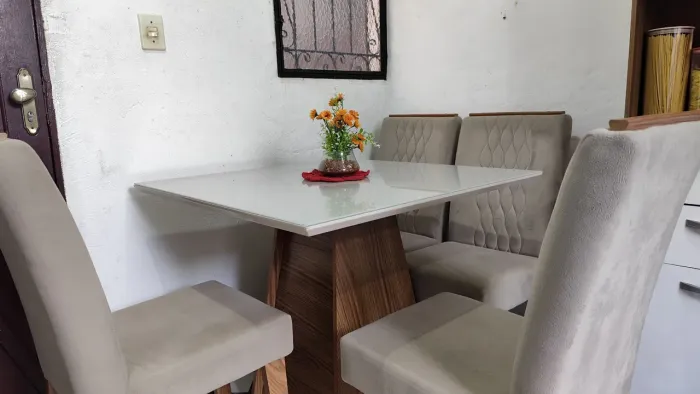 Mesa de Jantar com 4 lugares 
