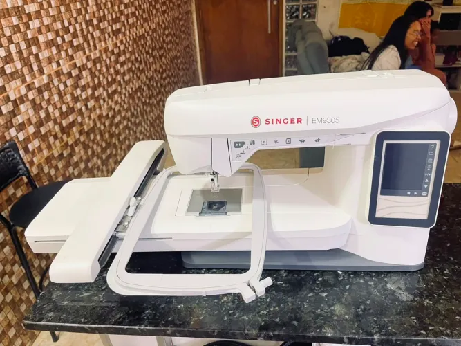 Máquina de bordar Singer EM9305