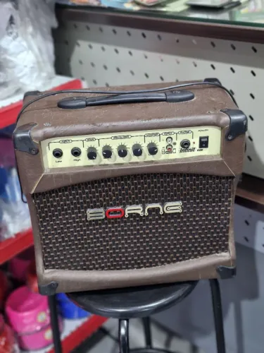 Amplificador de guitarra e violão 