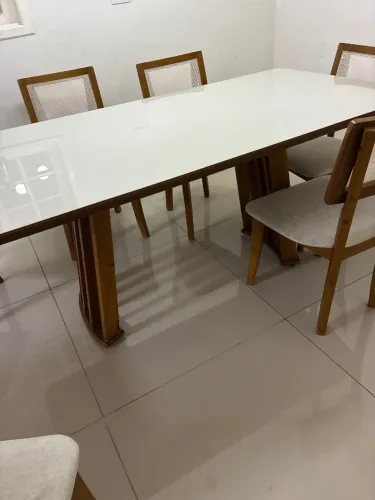 Conjunto mesa de jantar Dunna Amêndoa com vidro off white
