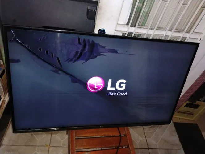 TV LED SMart LG 49 Polegadas Modelo 49UF7700 Tela trincada Ligando