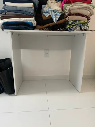 Escrivaninha acompanha cadeira da mesma cor