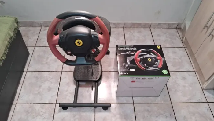 Volante Thrustmaster Ferrari 458 Spider para Xbox One e Series
