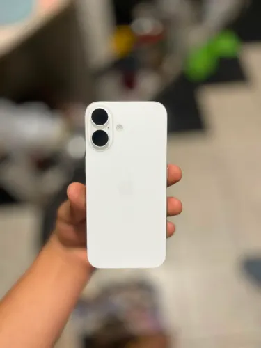 IPhone 16 sem detalhes de uso.