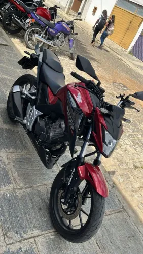 Vendo essa moto CB 300 ou troco em moto menor 