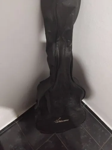 Vendo violão.