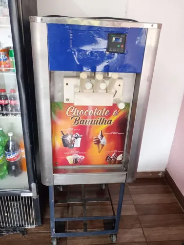VENDO OU TROCO MÁQUINA DE SORVETE BEM ABAIXO DO MERCADO ? 4.200 ELA VALE ? 12.000 troco 