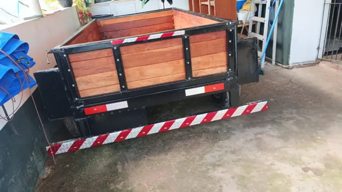 Vendo 7.500 carretinha semi nova com 2 eixos