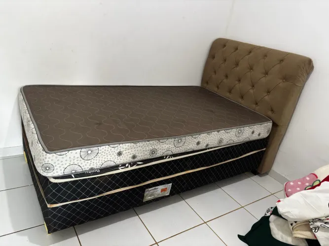 Cama viúva semi nova, acompanha a cama box, colchão e cabeceira.