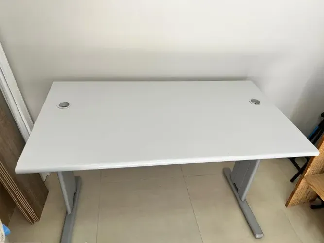 Mesa de escritório reta