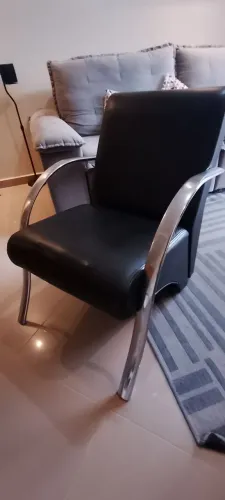 Poltrona para sala ou recepção em courino e aço cromado, excelente estado 