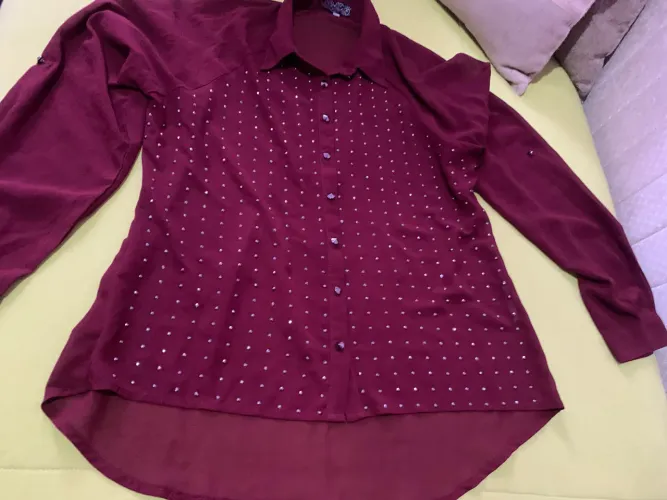 Camisa feminina crepe / tachinhas