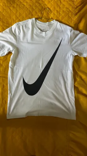 Camiseta Nike Sportswear Swoosh