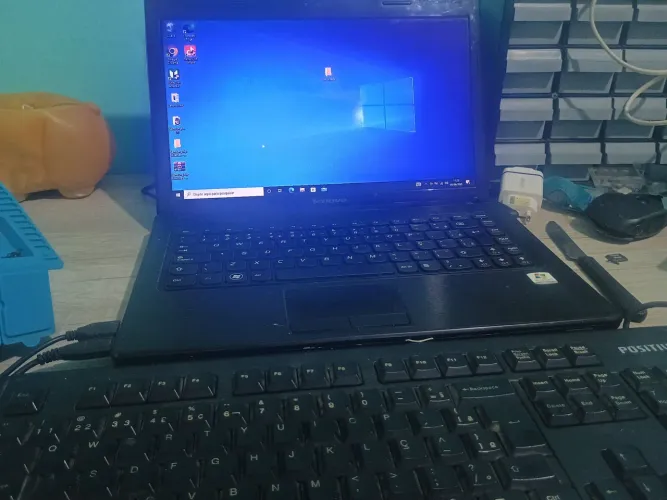 Vendo notebook Lenovo 2GB hd 297 tá com defeito teclado mais vai outro pra usar normal pra