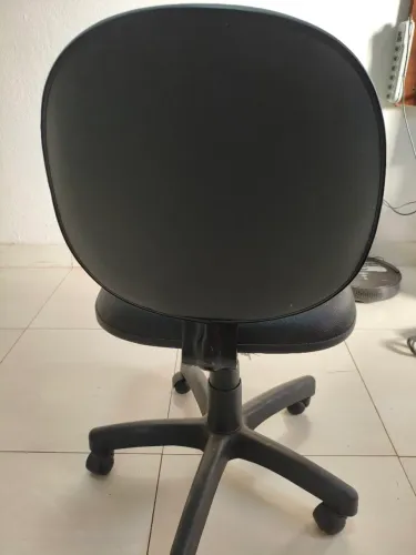 Cadeira de Escritório Giratória Preta - Seminova / Perfeito Estado