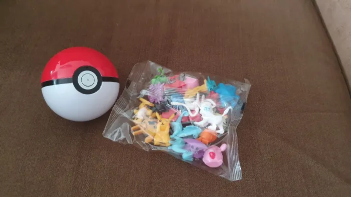 24 Pokémons miniaturas + pokebola ( Novos)