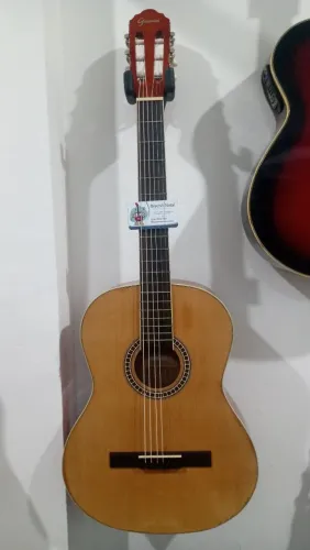 Violão Giannini bem conservado.