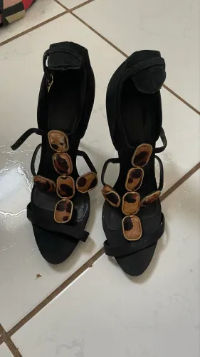 Sandália Schutz Salto Alto - Preta com Detalhes Animal Print (Seminova)