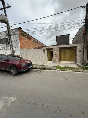 Casa com 3 quartos, 1 suíte, Banheiro Social, Despensa, Área de serviço, Quintal e Garagem