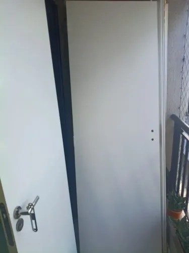 Vendo porta nova de madeira reforçada 70 x 2,10 cm .<br>Pintada e com as dobradiças!