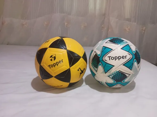 Bola de futevôlei e de campo