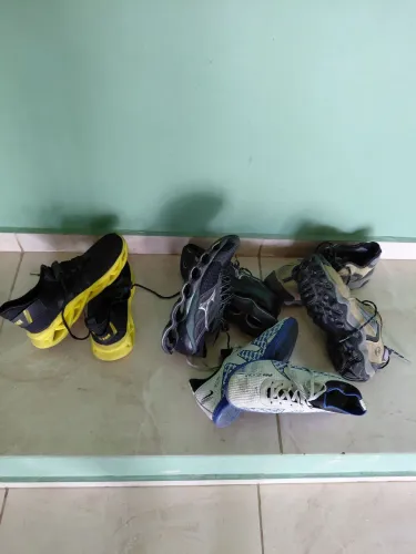 4 pares de tenis