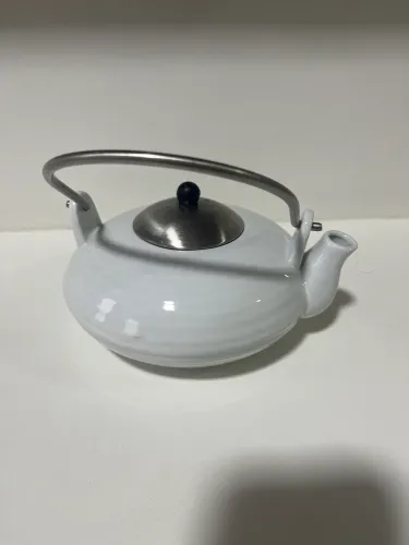 Chaleira de porcelana com tampa inox
